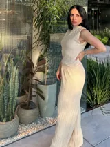 Pantalón plisado de corte palazzo color beige.