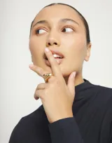 Anillo dorado con forma de tubos, bañado en oro de 18k.