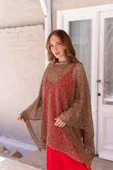 Poncho marrón de punto tipo crochet.