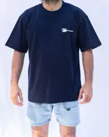 Remera azul marino de manga corta con cuello redondo y logo bordado en el pecho.