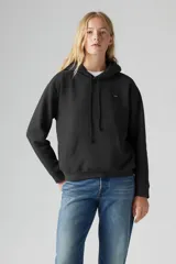 Buzo hoodie negro de Levi's con logo pequeño bordado en el pecho.
