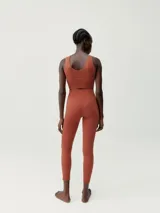 Top cropped verde de sujeción media, sin costuras, con tejido Fit_Tech con tecnología 3D, juego de texturas y hombros anchos. Diseño elegante y favorecedor con copas extraíbles.