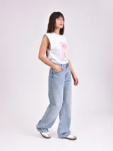 Pantalón de jean celeste de corte recto y tiro alto.