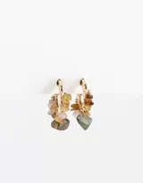 Aros tipo argolla dorados con incrustaciones de piedras naturales de colores.