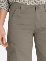 Pantalón de cargo color beige, de corte recto y tiro alto, con bolsillos laterales tipo carpintero y cierre con botón y cremallera.