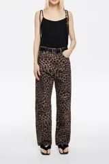 Pantalón vaquero de corte recto y largo tobillero, con cierre frontal con botón denim y tiro alto. Incluye cinco bolsillos.