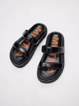 Sandalias blancas con doble tira ancha y plataforma negra.