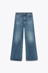 Pantalón de jean azul de corte ancho, tiro alto y largo hasta el tobillo.