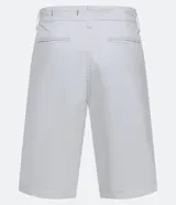 Bermuda masculina de sarga color rosado, con corte recto y bolsillos laterales.