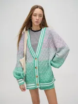 Cardigan tejido a rombos con degradé de tonos oníricos, cartera de botones y puños a juego.