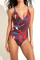 Malla entera con estampado de hojas en tonos rojo, azul y marrón.