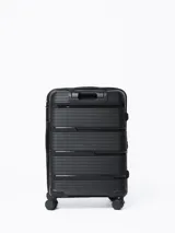 Valija rígida de viaje color negro con diseño de líneas horizontales en relieve. Cuenta con manija retráctil, cuatro ruedas con giro de 360°, candado de seguridad y organizadores internos.