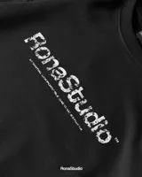 Remera negra de algodón premium de 300 gramos con estampado frontal con el logo de la marca.