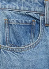 Pantalón de jean celeste de corte recto, tiro alto y cinco bolsillos.