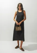 Vestido midi negro sin mangas, con cuello redondo y corte recto.