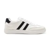 Championes deportivos American Sport de cuero sintético blanco con detalles en negro, cordones blancos y suela blanca.