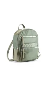 Mochila verde militar de tafeta con doble apertura superior con cierre y tiradores metálicos. Incluye bolsillos internos, tres bolsillos con cierre metálico al frente y uno posterior. Asa corta de mano y correas para la espalda regulables.