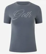 Remera femenina de algodón color gris oscuro, con cuello redondo, manga corta y estampado "Goth" con aplicaciones de brillo en el frente.