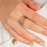 Anillo ancho en oro amarillo y blanco 10k, con diseño facetado.