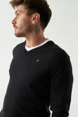 Sweater negro de manga larga con escote en V y logo bordado.