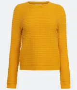 Blusa de punto celeste con textura ondulada, cuello redondo y mangas largas.