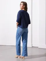 Blusa marrón de lyocell con escote en V y mangas cortas.