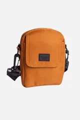 Bandolera verde militar con correa negra ajustable.