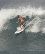 Enterito corto de lycra estampada con flores en tonos naranja y rosa, con escote en V y espalda descubierta.