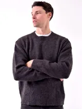 Sweater verde musgo de tejido de punto con cuello redondo y mangas largas.