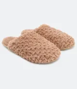 Pantuflas tipo chinela color beige, con textura escamada y pelitos.
