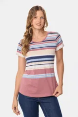 Remera de algodón con estampado rayado en tonos rosados y azules, con cuello redondo y mangas cortas.