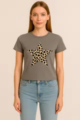 Remera gris con estampado de una estrella con animal print.