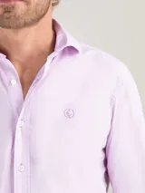 Camisa blanca de popelín para hombre, marca El Ganso. Corte slim fit, cuello italiano con ballenas, manga larga terminada en puño simple y logo bordado en el pecho.