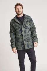 Pantalón de jean de corte slim fit, color negro, con bolsillos delanteros y traseros.