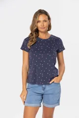 Remera de manga corta color gris claro con estampado de pequeñas figuras geométricas en azul.