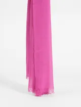 Pashmina rectangular color fucsia con flecos en los extremos.
