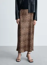 Falda midi de satén con estampado animal print de leopardo, corte recto y cintura elástica.