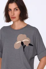 Sweater gris de manga corta con bordado de flor en el frente.