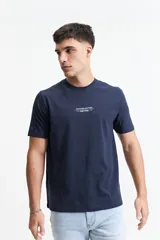 Remera blanca de manga corta con cuello redondo y estampado pequeño en el pecho.