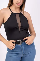 Body blanco de lycra con escote halter y panel de tul transparente en el centro.
