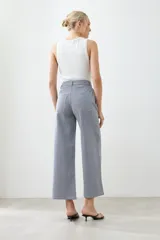 Pantalón de jean a rayas verticales azules y blancas, de corte amplio y tiro alto.