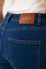 Pantalón de jean negro de corte recto con costuras en color ocre.