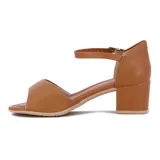 Sandalia de cuero sintético color camel, con taco cuadrado, tira ancha sobre los dedos y pulsera con hebilla al tobillo.