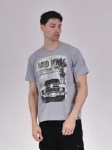 Remera gris melange de manga corta con estampa de un auto clásico en la playa.