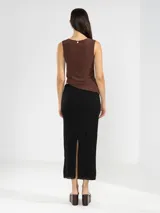 Top sin mangas color rosado, de corte asimétrico.