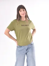 Remera rosa con estampado de labios rojos y texto en letras rojas y blancas.