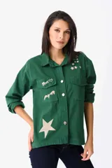 Campera verde militar de algodón con mangas largas y cuello camisero. Estampado en la espalda con la frase "Trouble Maker" y una estrella.
