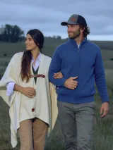 Campera azul de lana con cierre frontal y cuello alto.