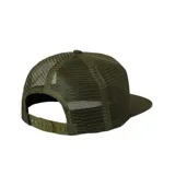 Gorro trucker color verde militar con paneles de malla en la parte trasera y parche bordado con logo de la marca Roark en el frente.