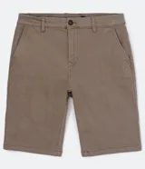 Bermuda masculina de corte slim, confeccionada en sarga lisa color blanco. Cuenta con bolsillos laterales, cierre con botón y cremallera, y trabillas para cinturón.